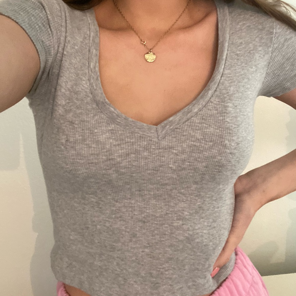 BRANDY MELVILLE V-NECK CROP